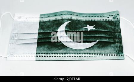 Maschera chirurgica con la bandiera nazionale del Pakistan stampata Foto Stock