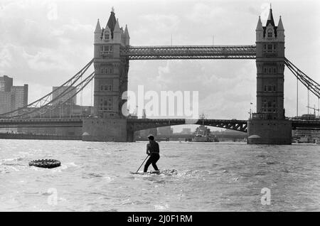 Il leader della spedizione Transglobo Sir Ranulph Fiennes attraversa il Tamigi vicino al Tower Bridge, utilizzando Jesus Boots, un paio di carri che sono stati appositamente progettati per la spedizione. 25th giugno 1979. Foto Stock