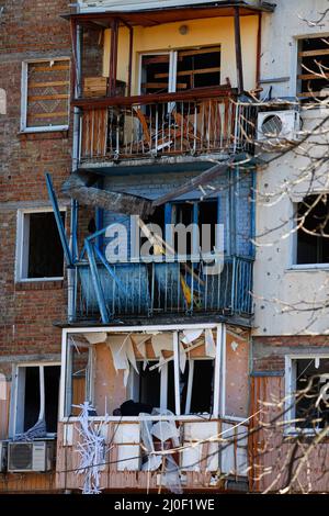 Kiev, Ucraina. 18th Mar 2022. Una vista di un edificio residenziale distrutto da un attacco russo di sgranatura. Mentre la Russia intensificò bombardamenti offensivi e attacchi aerei circondando la capitale Ucraina, sei edifici residenziali, un asilo e una scuola sono stati colpiti da shelling, uccidendo almeno un civile e ferendo decine di persone. (Foto di Mohammad Javad Abjoushak/SOPA Images/Sipa USA) Credit: Sipa USA/Alamy Live News Foto Stock