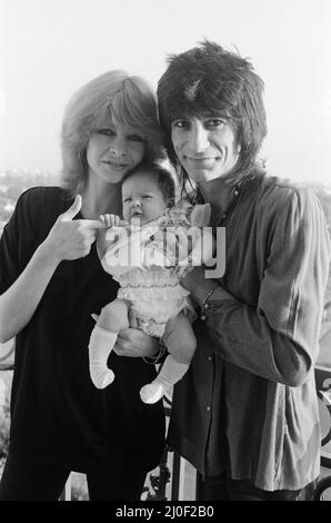 Ronnie Wood, sua moglie Jo Wood presenta la loro figlia Leah, di 5 settimane di età. Sono in un hotel di Los Angeles e non nella loro casa di Malibu dopo che sono stati evacuati da esso in lui recente scoppio degli incendi nella zona. La casa è ora al sicuro e sono in arrivo. Foto scattata il 29th ottobre 1978 Foto Stock