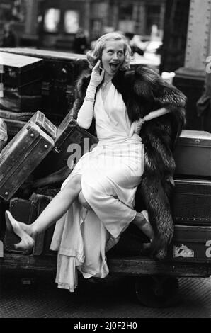 Cybill Shepherd raffigurato sul set of the Lady Vanishes, girato alla Marylebone Station di Londra. The Lady Vanishes è un film di mistero comico britannico del 1979. È protagonista Elliott Gould come Robert un fotografo DI VITA, Cybill Shepherd come Amanda (Iris), Angela Lansbury come Miss Froy, Herbert Lom, e Arthur Lowe e Ian Carmichael come Charters e Caldicott. Il film è un remake del film omonimo di Alfred Hitchcock del 1938. Il film segue due americani che viaggiano in treno attraverso 1939 Germania. Insieme, essi indagano la misteriosa scomparsa di una nanny inglese che viaggia anche sul treno. P Foto Stock