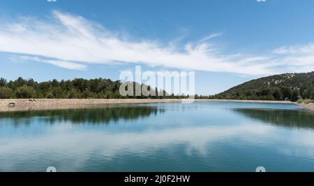 Diga del serbatoio dell'acqua. Prodromos, Troodos montagne Cipro Foto Stock