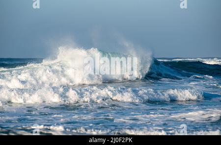 Onde tempesta pericolose durante una tempesta di vento in mare. Paphos Cipro Foto Stock