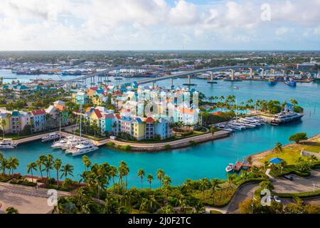 Harborside Villas vista aerea al Porto di Nassau con il centro di Nassau sullo sfondo, da Paradise Island, Bahamas. Foto Stock