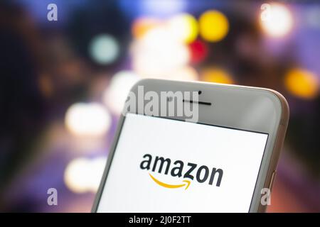 Calgary, Alberta. Canada 22 maggio 2020. Un iPhone Plus con il logo Amazon sullo schermo. Foto Stock