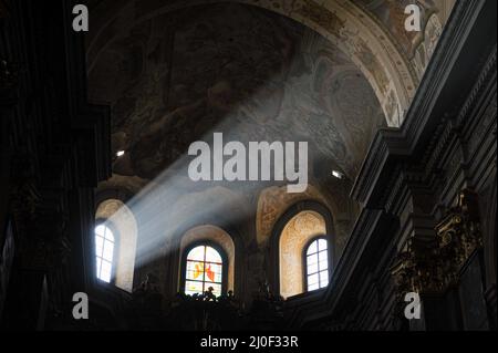 Lviv, Ucraina. 18th Mar 2022. La luce del sole è vista dalle finestre della Chiesa della Garrisone dei Santi Pietro e Paolo durante l'invasione della Russia. Le truppe russe sono entrate in Ucraina il 24 febbraio. (Foto di Mykola TYS/SOPA Images/Sipa USA) Credit: Sipa USA/Alamy Live News Foto Stock