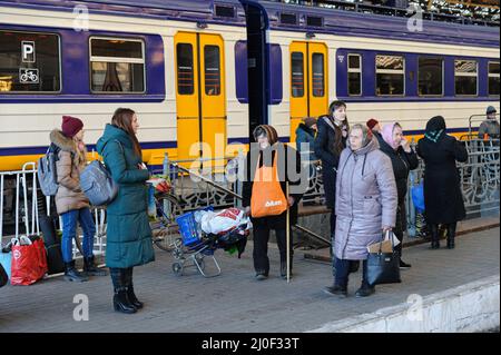Lviv, Ucraina. 18th Mar 2022. I rifugiati hanno visto vicino a un treno mentre cercano di fuggire dalla guerra in Ucraina. Le truppe russe sono entrate in Ucraina il 24 febbraio. (Foto di Mykola TYS/SOPA Images/Sipa USA) Credit: Sipa USA/Alamy Live News Foto Stock