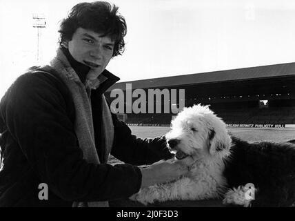 Alan Ramage, calciatore del FC Middlesbrough, con il suo vecchio Sheepdog inglese Syd. 18th novembre 1978. Foto Stock