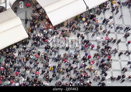 Persone nella piazza della città vecchia di Praga in ceco, Europa Foto Stock