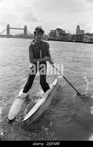 Il leader della spedizione Transglobo Sir Ranulph Fiennes attraversa il Tamigi vicino al Tower Bridge, utilizzando Jesus Boots, un paio di carri che sono stati appositamente progettati per la spedizione. 25th giugno 1979. Foto Stock