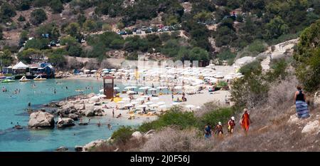 I turisti alla spiaggia della baia di Konnos durante l'estate a Protaras , Ayia Napa a Cipro Foto Stock