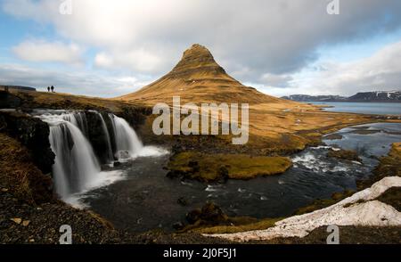 Cascate di Kirkjufellsfoss e montagna di Kirkjufell in Islanda Foto Stock