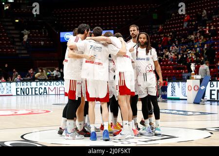 Milano, Italia. 13th Mar 2022. Italia, Milano marzo 13 2022: Allianz Pallacanestro Trieste entra nel campo del riscaldamento durante la partita di basket A|X Armani Milan vs Allianz Trieste, Lega Basket A 2021-2022 day22 (Photo by Fabrizio Andrea Bertani/Pacific Press) Credit: Pacific Press Media Production Corp./Alamy Live News Foto Stock