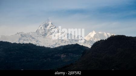 Il massiccio dell'Annapurna nell'Himalaya coperto di neve e ghiaccio Nepal Asia Foto Stock