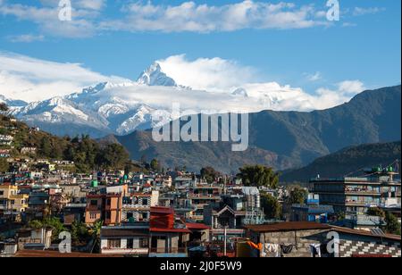 Il paesaggio urbano di Pokhara con la catena montuosa Annapurna Nepal, Asia Foto Stock