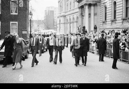 Margaret Thatcher entra nel numero 10 Downing Street dopo la sua storica vittoria elettorale, diventando la prima donna del primo ministro britannico. Qui in una passeggiata trionfante fino alla porta d'ingresso del numero 10, sventolando i giornalisti e i sostenitori riuniti fuori. 4th maggio 1979 Foto Stock