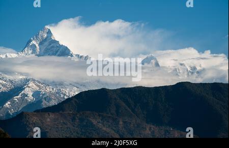 Il massiccio dell'Annapurna nell'Himalaya coperto di neve e ghiaccio Nepal Asia Foto Stock