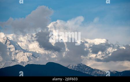 Il massiccio dell'Annapurna nell'Himalaya coperto di neve e ghiaccio Nepal Asia Foto Stock