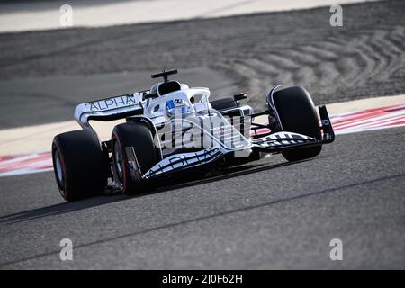 Sakhir, Bahrein. 19th Mar 2022. (220319) -- SAKHIR, 19 marzo 2022 (Xinhua) -- Pierre Gasly di Francia di AlphaTauri guida durante la prima sessione di prove davanti al Gran Premio di Formula uno del Bahrain presso il circuito Internazionale del Bahrain nella città di Sakhir il 18 marzo 2022. (Bahrain International Media Relations Department/Handout via Xinhua) Credit: Xinhua/Alamy Live News Foto Stock