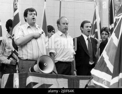 Martin Webster partì e il suo presidente John Tyndall (al centro) si porta al binario di un raduno National Front a Londra. 25th settembre 1978 Foto Stock