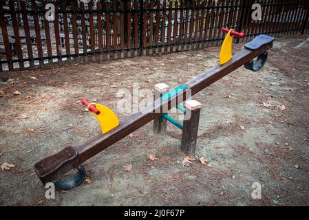 I bambini di Seesaws vuoti parcheggano i giocattoli in un parco di divertimenti. Foto Stock