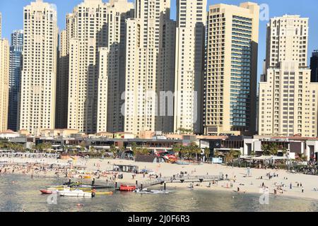 Vista del Jumeirah Beach Residence da Bluewaters Island a Dubai, Emirati Arabi Uniti Foto Stock