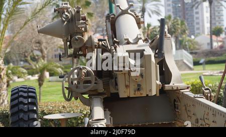 Vecchio stand canon nel museo militare sotto la luce del sole Foto Stock