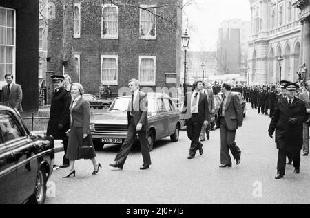Margaret Thatcher entra nel numero 10 Downing Street dopo la sua storica vittoria elettorale, diventando la prima donna del primo ministro britannico. Qui raffigurato sulla passeggiata trionfante alla porta d'ingresso del numero 10. 4th maggio 1979 Foto Stock