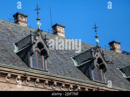 Finestre dormitorio sul tetto di edificio gotico Foto Stock