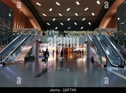 Interno dell'aeroporto internazionale di Hamad, in Qatar di Doha, Medio Oriente Foto Stock