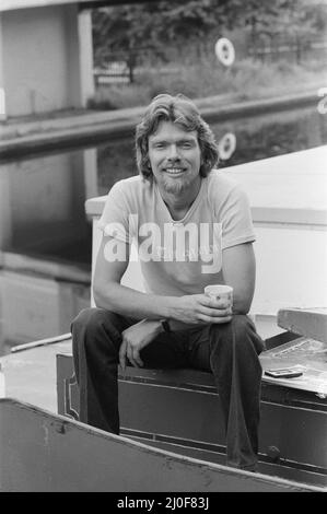 Richard Branson, 28 anni di mastermind dietro la Virgin Music Company. Rilassarsi sulla sua barca. In questo set di 21 immagini , Richard è visto rilassarsi sulla sua casa galleggiante, andando a lavorare, nel suo studio di registrazione The Townhouse in West London, e nel nuovissimo Virgin Mega Store con alcuni dei £3.000.000 dischi e nastri in background. Foto di Bill Rowntree Foto scattata il 4th luglio 1979 Foto Stock