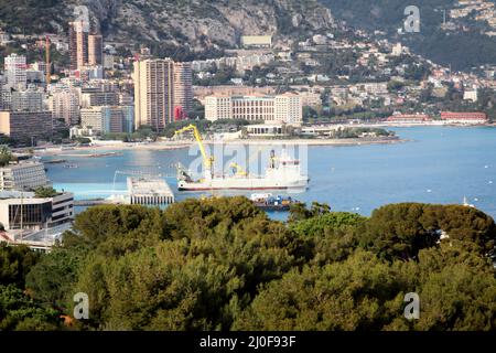 Una nave o una nave speciale si trovano nella strada di fronte al porto. Foto Stock