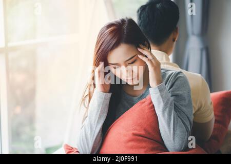 Infelice giovane seduto dietro ogni altro sul lettino e di evitare di parlare o guardando ogni altra causa di problemi di relazione e avente misunderst Foto Stock