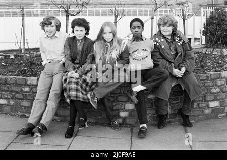 Il cast della serie televisiva per bambini della BBC Grange Hill. Da sinistra a destra, Mark Baxter, Mandy Mealing, Carey Born, Mark Bishop e Peter Moran. 25th gennaio 1980. Foto Stock