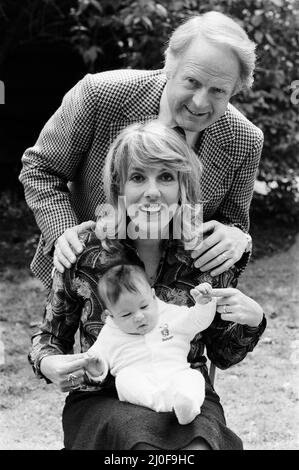 Esther Rantzen a casa con la figlia Emily e il marito Desmond Wilcox. 15th maggio 1978. Foto Stock