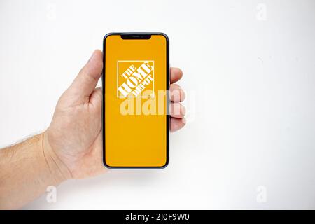 Calgary, Alberta, Canada. 15 agosto 2020. Una persona in possesso di un iPhone 11 Pro Max con l'app Home Depot Foto Stock