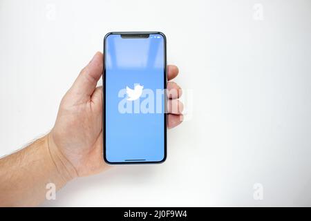 Calgary, Alberta, Canada. 15 agosto 2020. Una persona in possesso di un iPhone 11 Pro Max con l'app Twitter Foto Stock