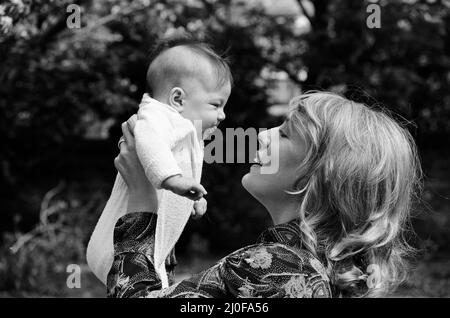 Esther Rantzen a casa con la figlia Emily. 15th maggio 1978. Foto Stock