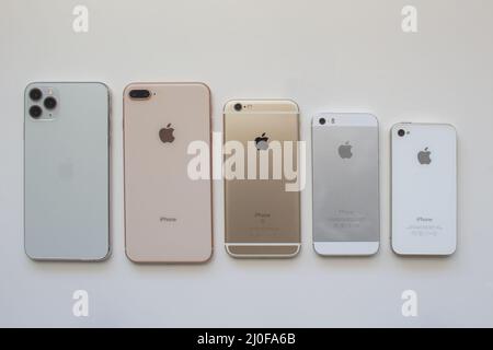 Calgary, Alberta, Canada. 22 agosto 2020. Vista posteriore di diverse fotocamere iPhone su sfondo bianco. Foto Stock