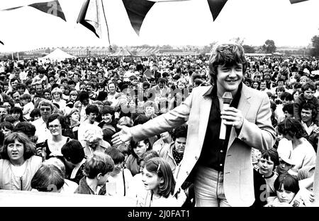 La star dello swap-shop Keith Chegwin ha intrattenuto la folla all'evento di gala YMCA all'Herrington Park di Sunderland il 7 giugno 1980 Foto Stock