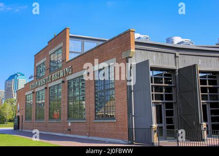 Calgary, Alberta, Canada. 02 settembre 2020. Steam Whistle Biergarten & Tap Room edificio durante l'estate. Foto Stock