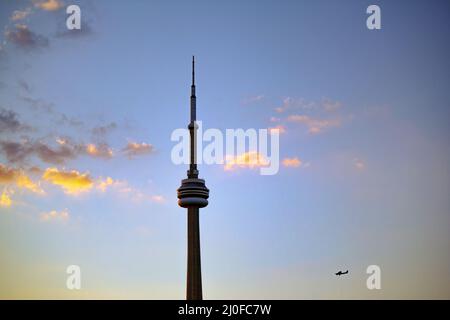 Toronto, Ontario, Canada. 5 settembre 2020. Tramonto alla CN Tower sullo sfondo a Toronto, Ontario. Foto Stock
