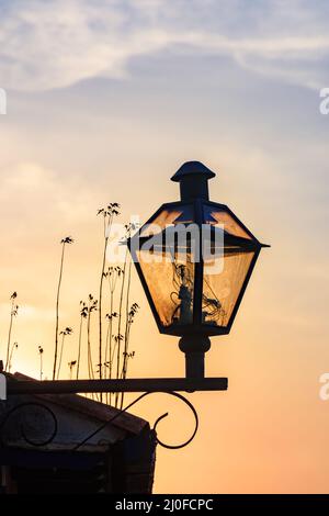 Illuminazione di strade antiche con lanterna in stile coloniale Foto Stock