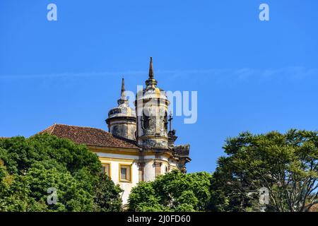 Vista laterale della chiesa storica in stile barocco e coloniale del 18th secolo tra le colline e. Foto Stock