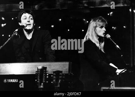 Paul & Linda McCartney con la loro band Wings Performing, Liverpool. 24th novembre 1979. Foto Stock