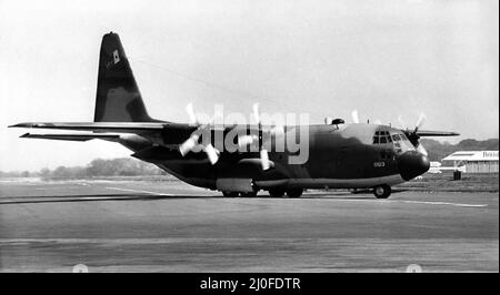 Un Lockheed C-130 Hercules arriva all'aeroporto di Newcastle portando artiglieri americani per l'esercizio della NATO ardente terra nel Northumberland. 13th maggio 1980. Foto Stock