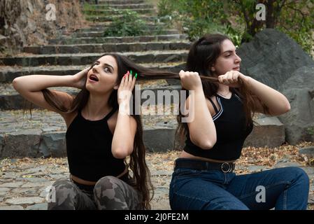 Due donne combattimenti e tirando ogni altri capelli Foto Stock