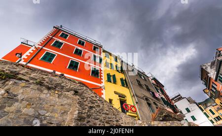 Villaggio di Manarola con case colorate a cinque Terre, Liguria, Italia Foto Stock