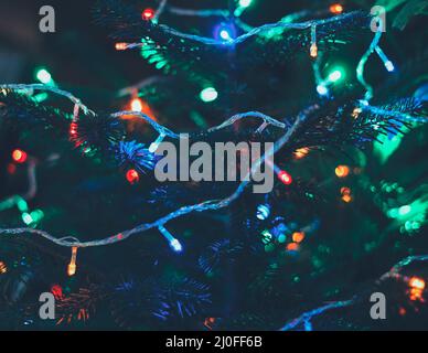 Luci di natale multicolore su albero di nuovo anno Foto Stock