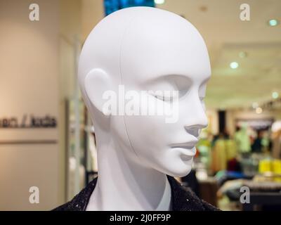 Capo di manichino femminile bianco su sfondo offuscato negozio Foto Stock